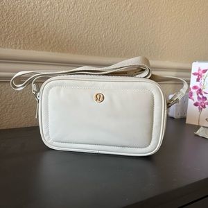 Lululemon OPAL crossbody camera bag 2L (like new)